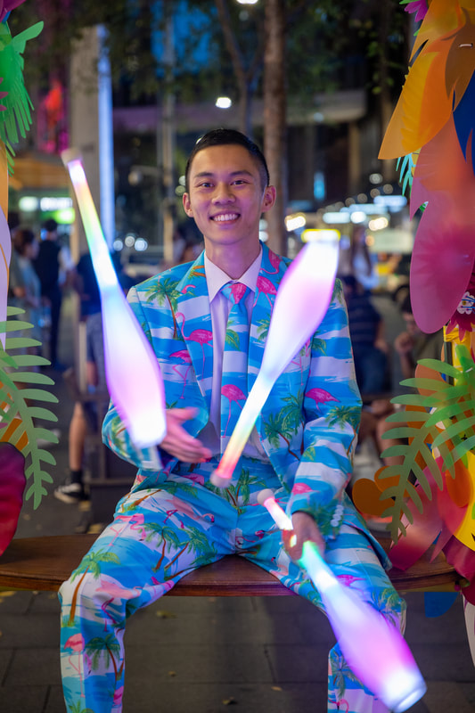 Kenny Cheung, juggler sydney, australian juggler, roving juggler