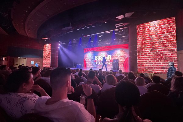 crowd laughing at sydney juggler james bustar