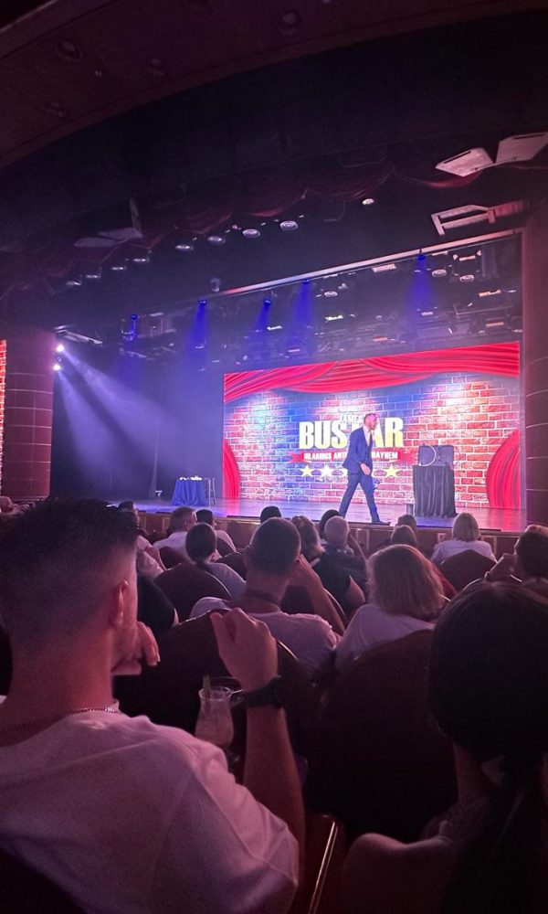 crowd laughing at sydney juggler james bustar