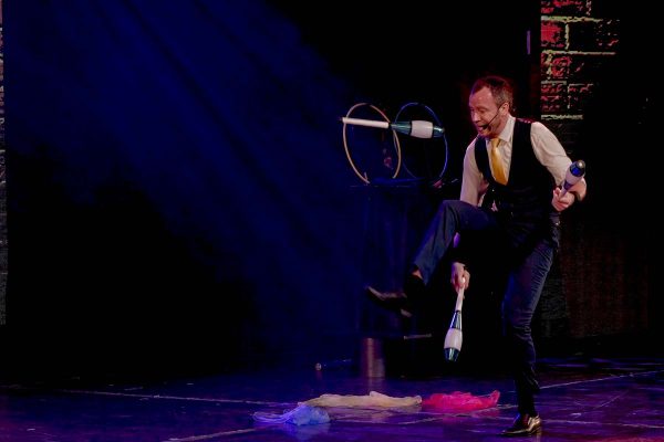 juggler-on-stage