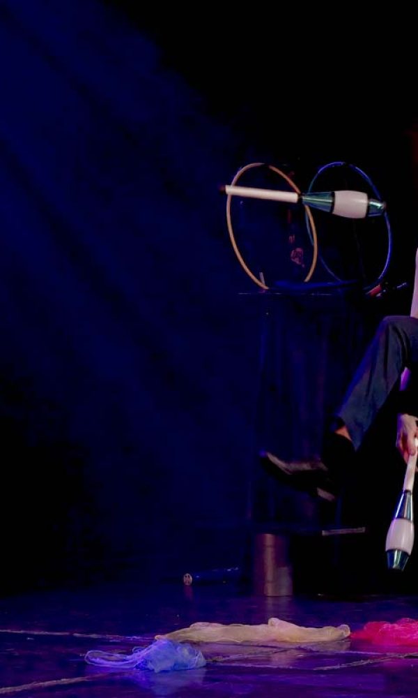 juggler-on-stage