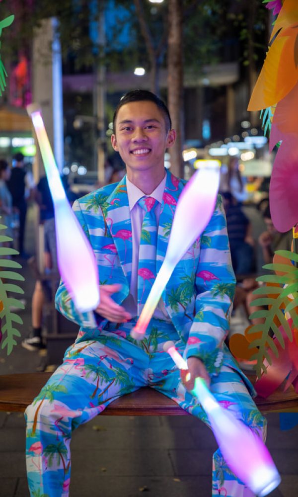 Kenny Cheung, juggler sydney, australian juggler, roving juggler